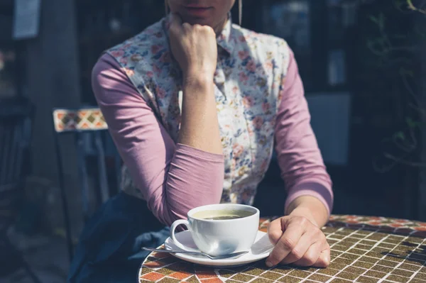 Una Mujer Joven Está Sentada Una Mesa Café Afuera Está —  Fotos de Stock