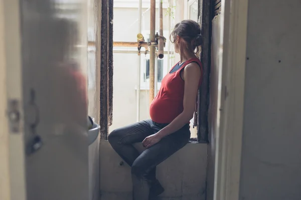 Ung Gravid Kvinna Sitter Fönstret Ett Hus Som Renoveras Till — Stockfoto