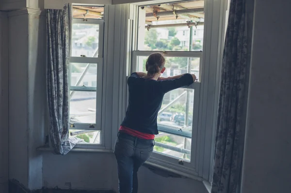 Genç Bir Kadın Pencerenin Kenarında Duran Iskele Dışında Bakarak — Stok fotoğraf