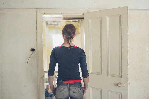 Een Jonge Vrouw Staat Door Een Kozijn Een Huis Dat — Stockfoto