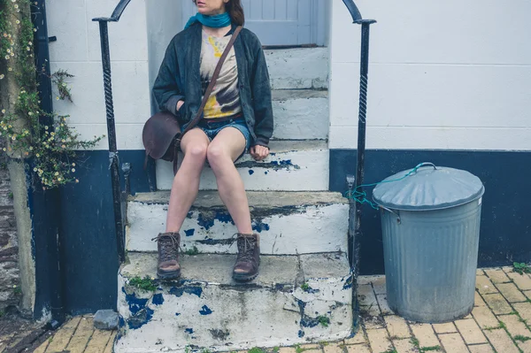 Una Joven Está Descansando Unos Escalones Fuera Una Casa —  Fotos de Stock