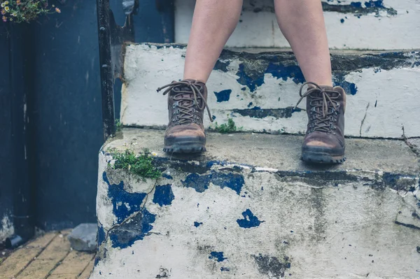 Los Pies Las Piernas Una Joven Sentada Unos Escalones Afuera — Foto de Stock