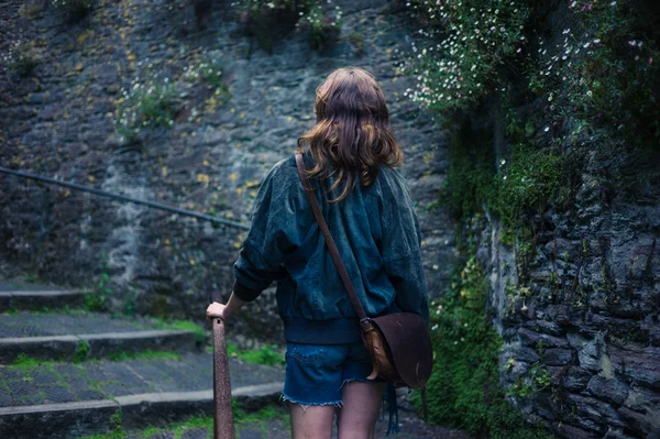 Młoda Kobieta Jest Chodzenie Kilka Schodów Alejce — Zdjęcie stockowe
