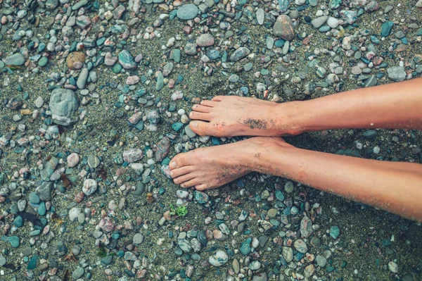 Ноги Молодой Женщины Сидящей Каменном Пляже — стоковое фото