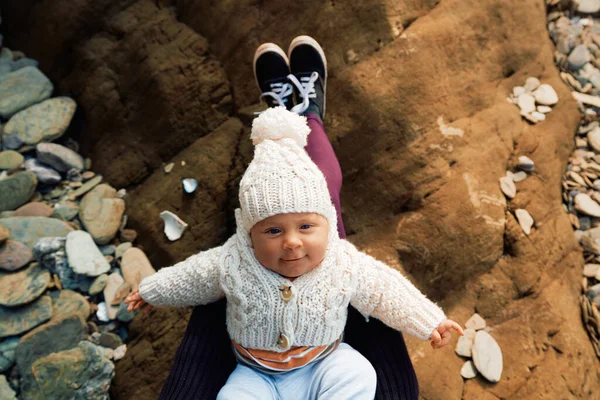 Małe Dziecko Spoczywa Kolanach Matek Plaży Zimie — Zdjęcie stockowe