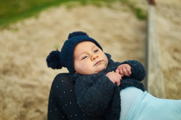 Pequeño Bebé Está Descansando Regazo Madres Día Soleado Otoño Parque — Foto de Stock