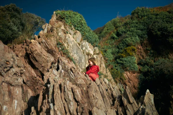 Niño Edad Preescolar Está Escalando Rocas Playa Invierno — Foto de Stock
