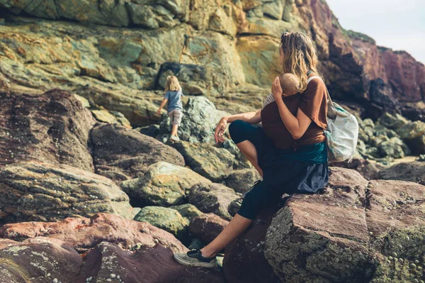 Ung Mamma Med Sitt Barn Lyftsele Ser Sin Förskolebarn Leka — Stockfoto