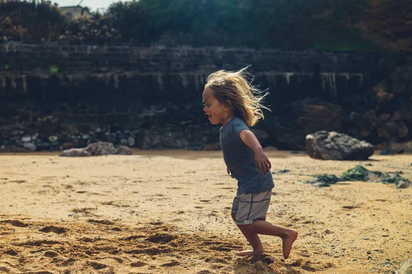 Niño Edad Preescolar Está Corriendo Playa — Foto de Stock