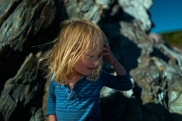 Peu Préscolaire Sur Plage Venteuse Été — Photo