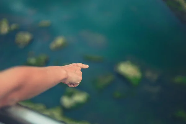 Mano Una Giovane Donna Che Indica Acqua Dall Alto — Foto Stock