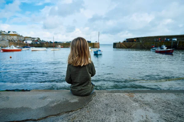 Little Preschooler Sitting Harbour English Fishing Village — Stock Photo, Image