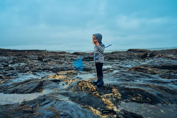 Petit Enfant Âge Préscolaire Tient Près Mer Avec Filet Pêche — Photo