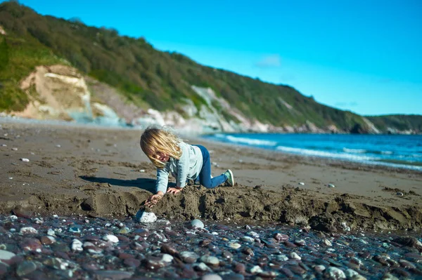 Niño Edad Preescolar Está Jugando Playa Verano —  Fotos de Stock
