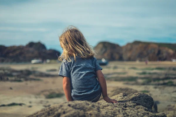 Трохи Дошкільнята Грає Пляжі — стокове фото