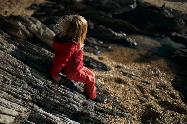 Petit Préscolaire Est Assis Sur Rocher Sur Plage Hiver — Photo