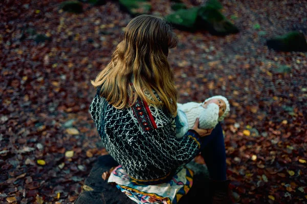 Petit Bébé Repose Sur Les Genoux Mère Dans Les Bois — Photo