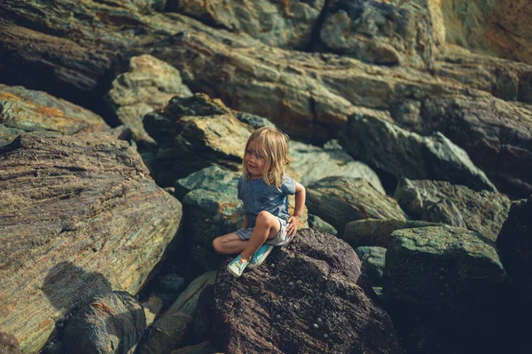 Petit Préscolaire Est Assis Sur Des Rochers Sur Plage — Photo