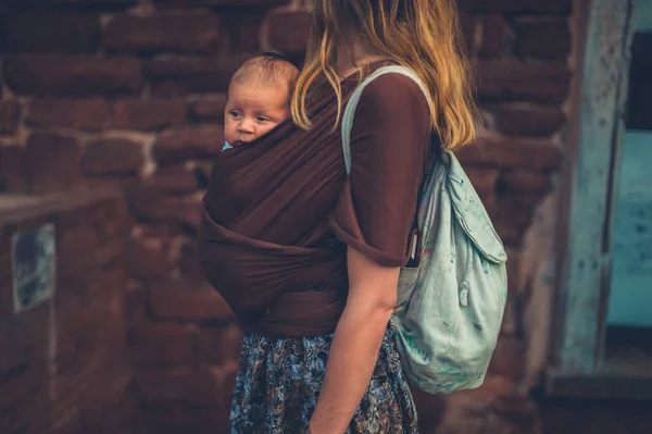 Uma Jovem Mãe Com Seu Bebê Uma Funda Está Andando — Fotografia de Stock