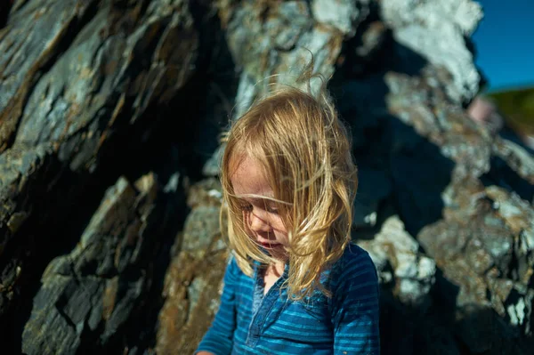 Peu Préscolaire Sur Plage Venteuse Été — Photo