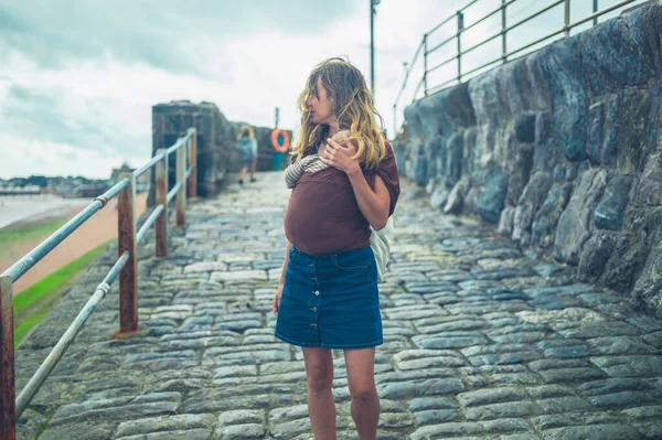 Young Mother Her Baby Sling Standing Cobbled Walkway Beach — Stock Photo, Image