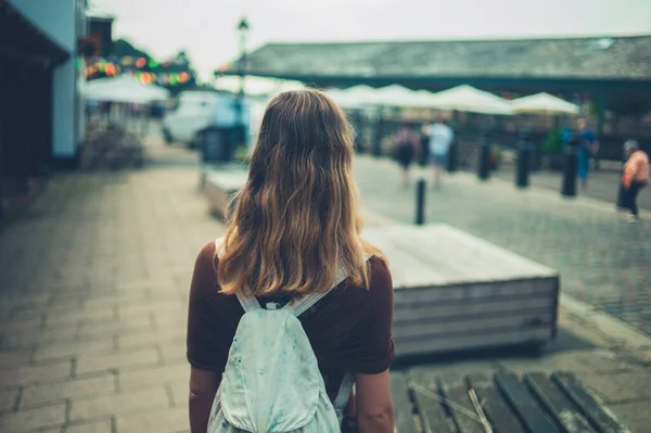 Una Joven Está Caminando Una Ciudad —  Fotos de Stock