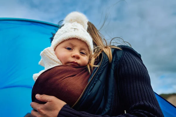 Young Mother Beach Her Baby Sling Winter Day — Stock Photo, Image
