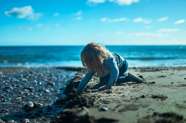 Niño Edad Preescolar Está Jugando Playa Verano —  Fotos de Stock