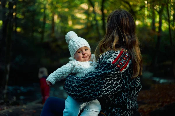 Una Joven Madre Está Bosque Con Bebé Día Soleado Otoño —  Fotos de Stock