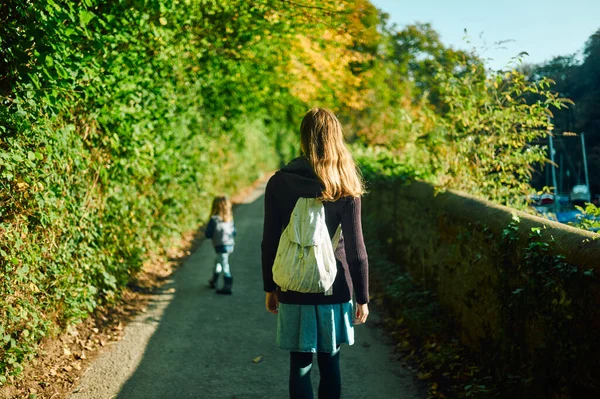 Μια Νεαρή Μητέρα Περπατάει Στη Φύση Μια Φθινοπωρινή Μέρα Τον — Φωτογραφία Αρχείου