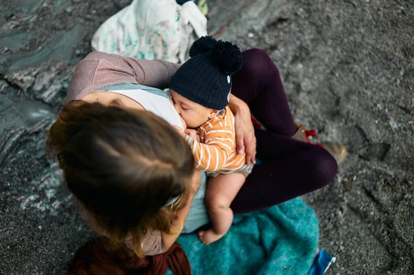 Una Madre Joven Amamanta Bebé Aire Libre Playa Otoño —  Fotos de Stock