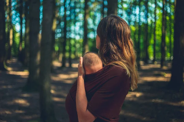 Una Joven Madre Con Bebé Cabestrillo Está Pie Bosque — Foto de Stock