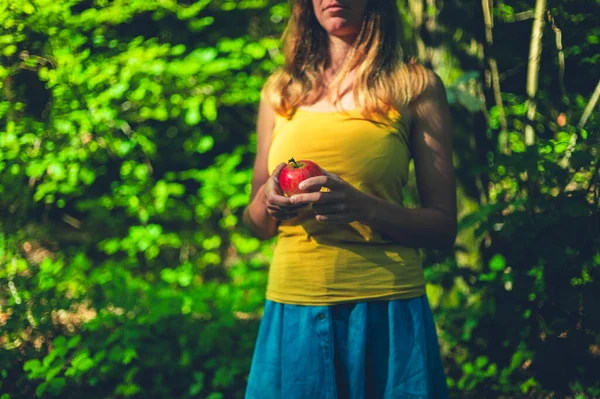 Een Jonge Vrouw Staat Het Bos Met Een Appel — Stockfoto