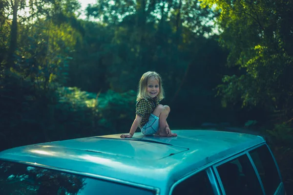 Niño Edad Preescolar Está Sentado Techo Coche Atardecer —  Fotos de Stock