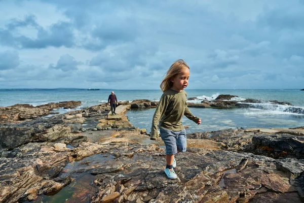 Niño Edad Preescolar Está Jugando Embarcadero Hormigón Junto Mar —  Fotos de Stock
