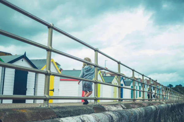 Petit Enfant Âge Préscolaire Joue Près Une Rampe Sur Plage — Photo