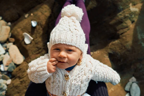 Petit Bébé Repose Sur Les Genoux Des Mères Sur Une — Photo