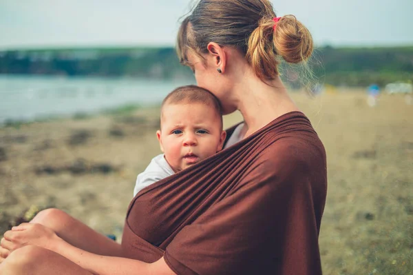 Una Joven Madre Está Descansando Playa Con Bebé Cabestrillo — Foto de Stock