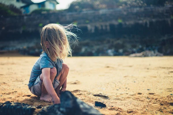 Petit Préscolaire Joue Sur Plage Été — Photo