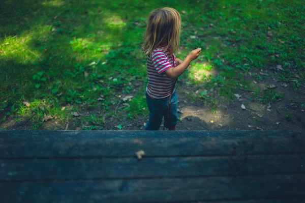 Pequeno Pré Escolar Está Uma Mesa Piquenique Floresta — Fotografia de Stock