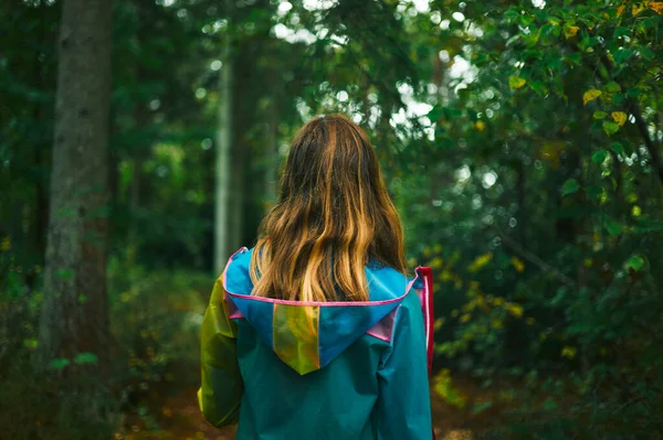 Młoda Kobieta Płaszczu Przeciwdeszczowym Chodzi Lesie Jesienny Dzień — Zdjęcie stockowe