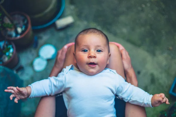 Ett Litet Barn Vilar Sin Mors Knä Utomhus Gård — Stockfoto