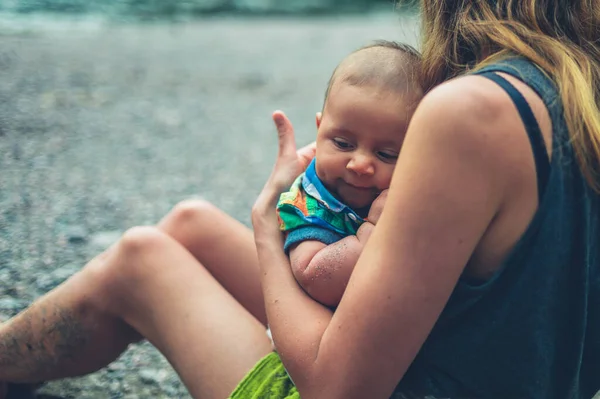 Little Baby Relaxing His Mother Beach — Stock Photo, Image