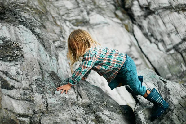 Petit Enfant Âge Préscolaire Grimpe Sur Quelques Rochers Automne — Photo