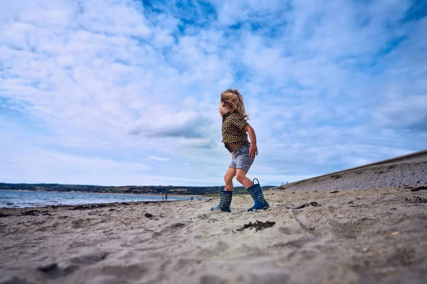 Pouco Pré Escolar Está Brincando Praia Verão — Fotografia de Stock