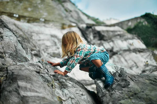 Petit Enfant Âge Préscolaire Grimpe Sur Quelques Rochers Automne — Photo