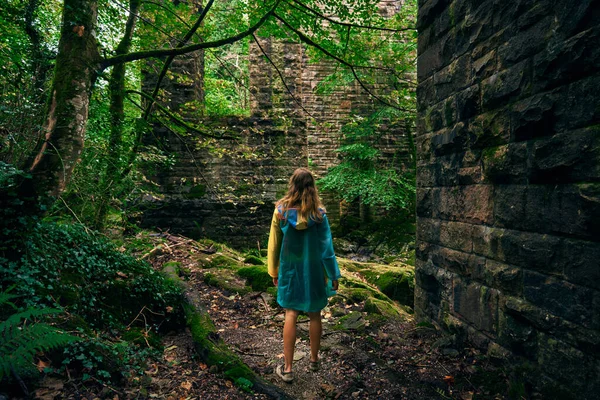 Young Woman Walking Forest Stone Wall — Stock Photo, Image