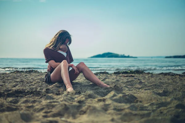 Mladá Matka Odpočívá Pláži Svým Dítětem Praku — Stock fotografie