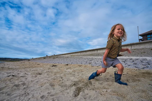 Liten Förskollärare Leker Stranden Sommaren — Stockfoto