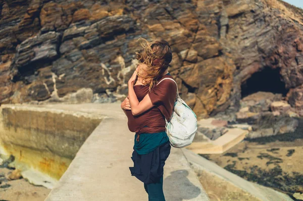 Una Giovane Madre Con Suo Bambino Una Fionda Piedi Nel — Foto Stock